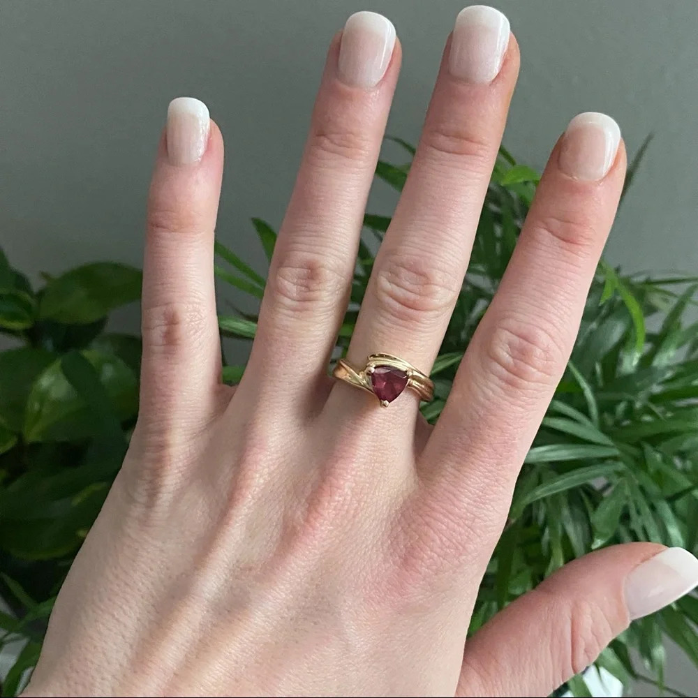 Vintage 14K Gold Rare Red Amethyst Ring - 4.54g - Picture 13 of 16